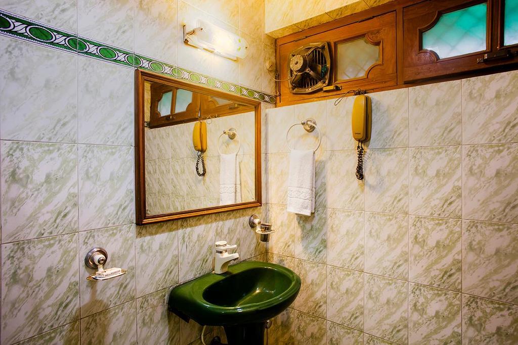 Hotel Imperial House Allahabad Bagian luar foto