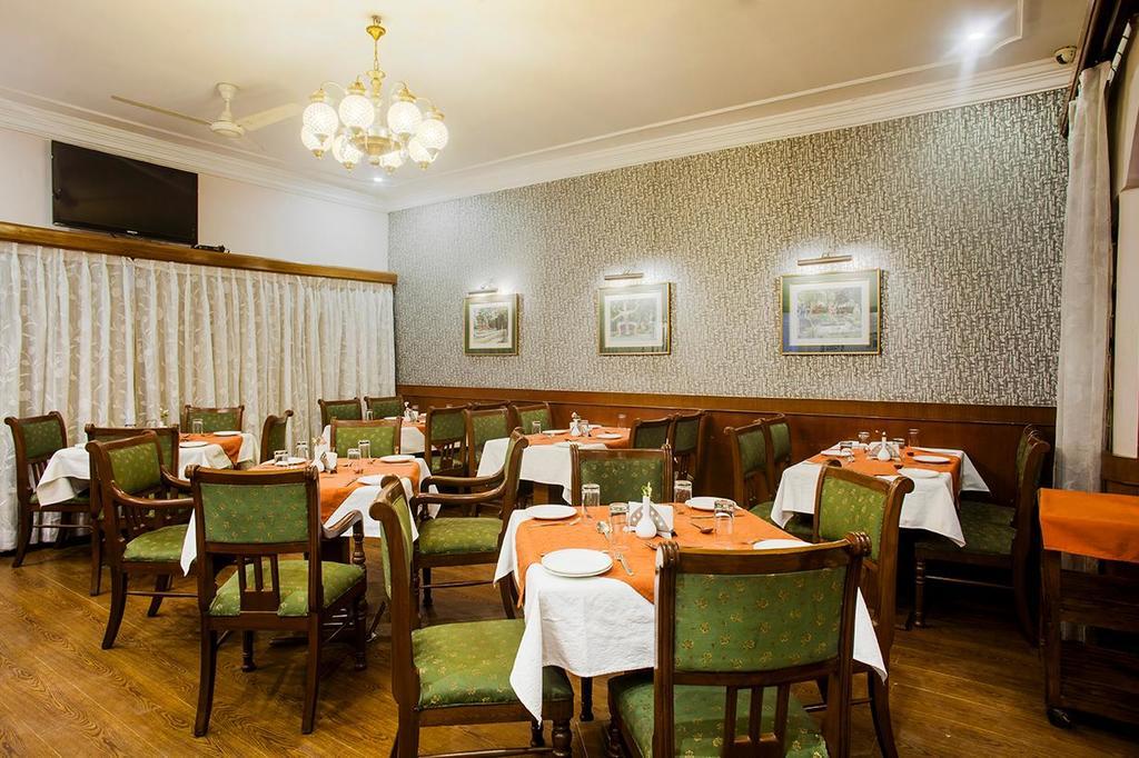 Hotel Imperial House Allahabad Bagian luar foto
